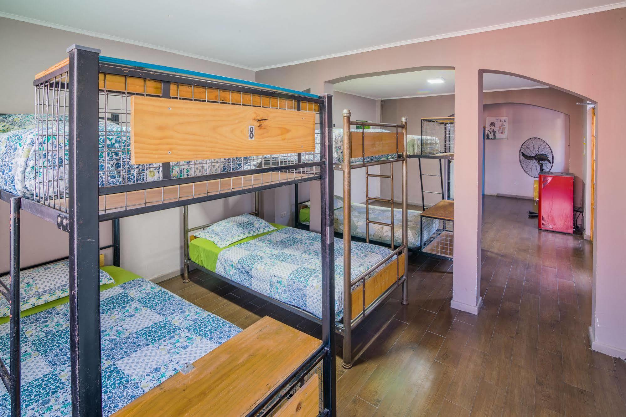 La Chimba Hostel Santiago Exterior photo
